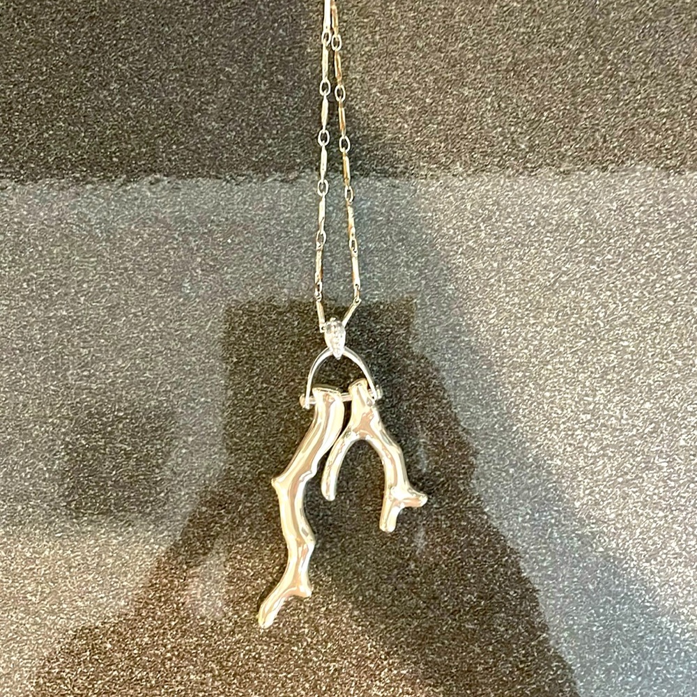 SILVER TONE CORAL NECKLACE ON ADJUSTABLE CHAIN.